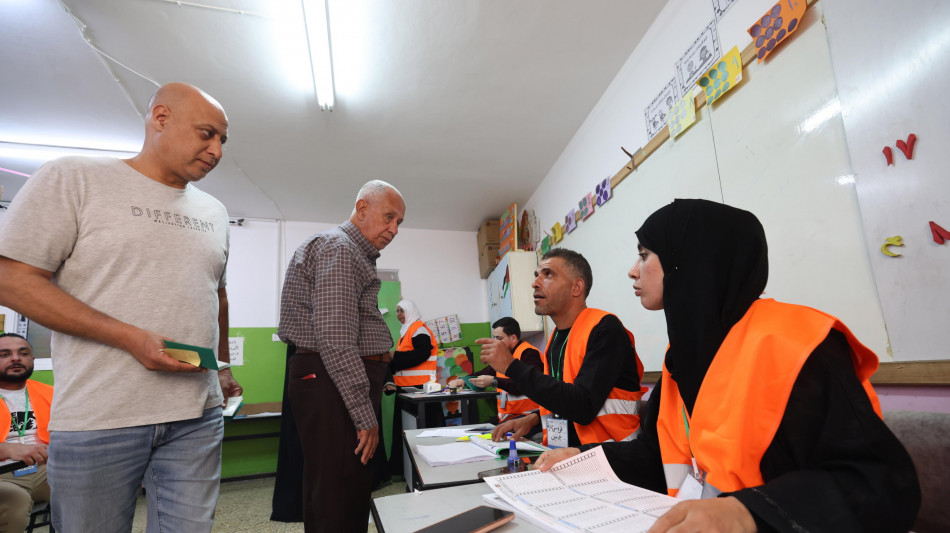 Media, 'l'affluenza alle elezioni locali in Cisgiordania &egrave; stata del 53,44%'