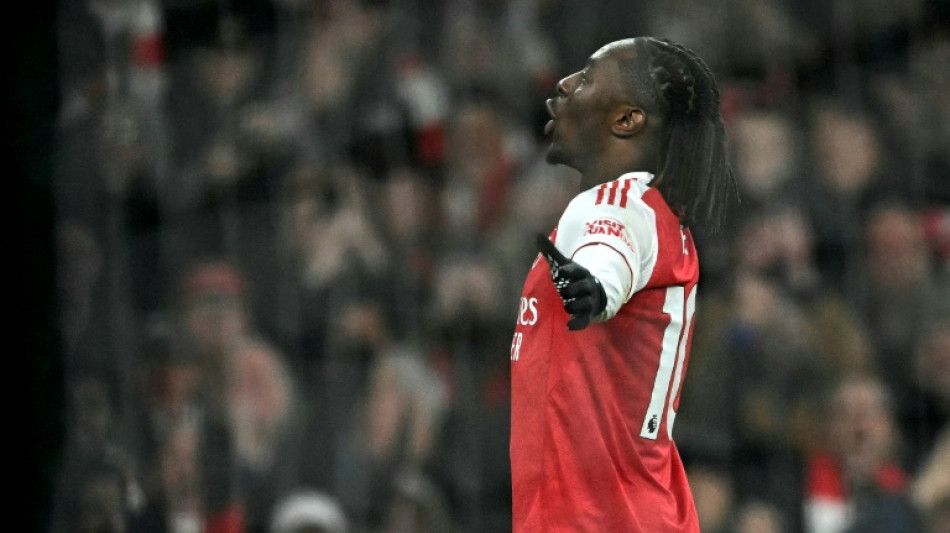 L&iacute;der isolado, Arsenal atropela Tottenham (4-1) com hat-trick de Eze