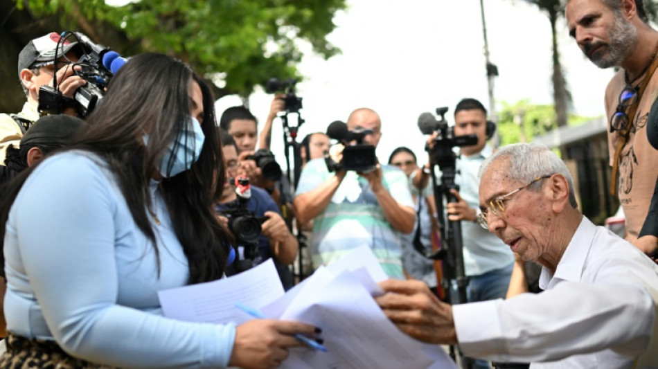 Familiares de venezolanos deportados por EEUU piden verlos en prisión en El Salvador