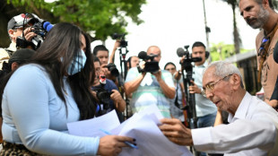 Familiares de venezolanos deportados por EEUU piden verlos en prisión en El Salvador