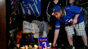 NFL: le joueur des Bills, toujours dans un &eacute;tat critique, montre des signes d'am&eacute;lioration