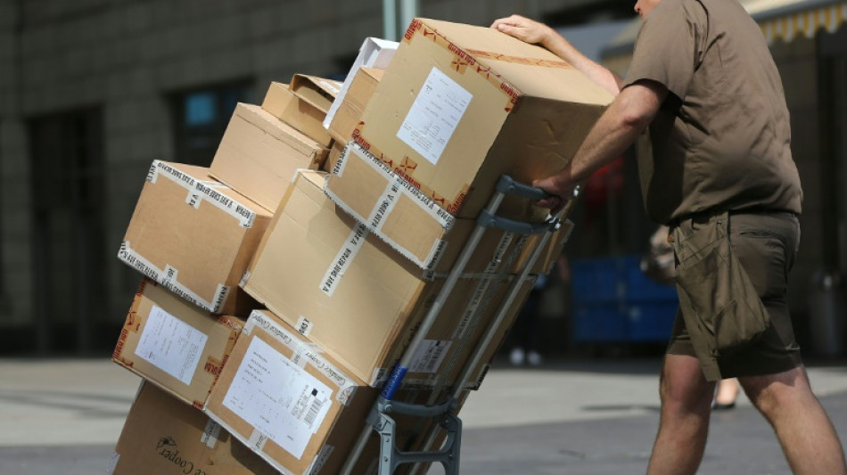 Diebstahl von Lieferwagen: Paketbote springt auf Motorhaube und wird mitgeschleift
