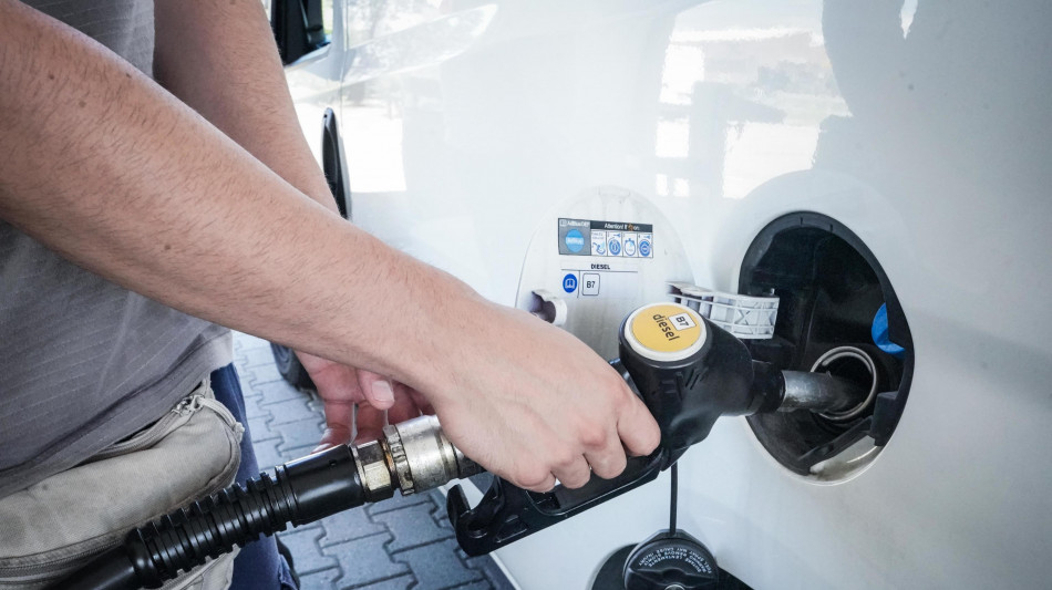 Mimit, prezzi carburanti in calo, gasolio self a 2,181 euro al litro