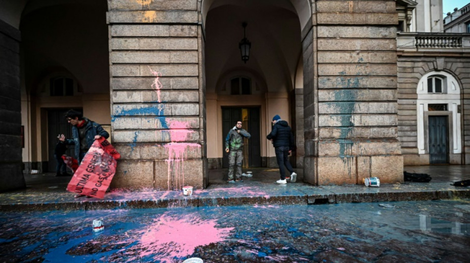 Des militants &eacute;cologistes aspergent de peinture la Scala de Milan