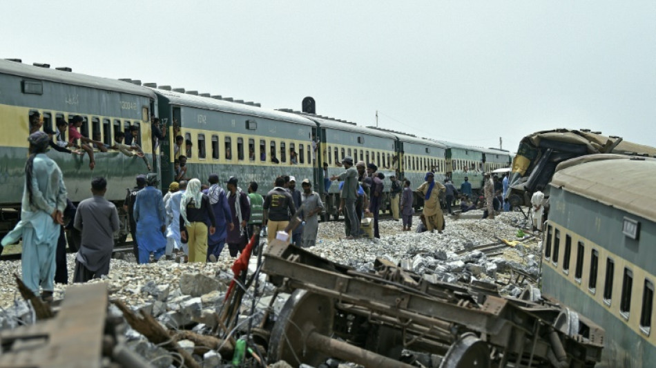 Pakist&aacute;n investiga el descarrilamiento del tren que dej&oacute; al menos 34 muertos