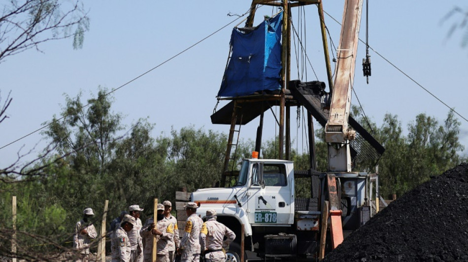 Familiares de mineros atrapados en M&eacute;xico conservan la fe en verlos vivos en medio de duro rescate