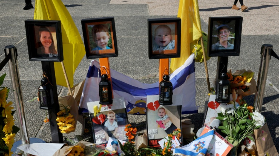 Multid&atilde;o se re&uacute;ne em Israel para &uacute;ltimo adeus a Shiri Bibas e seus filhos
