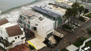 Offenbar Haus von US-Schauspieler Cage in Malibu betroffen: Loch in Auffahrt durch Brandung