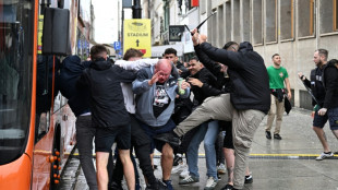 Torcedores de Chelsea entram em confronto antes da final da Liga Conferência