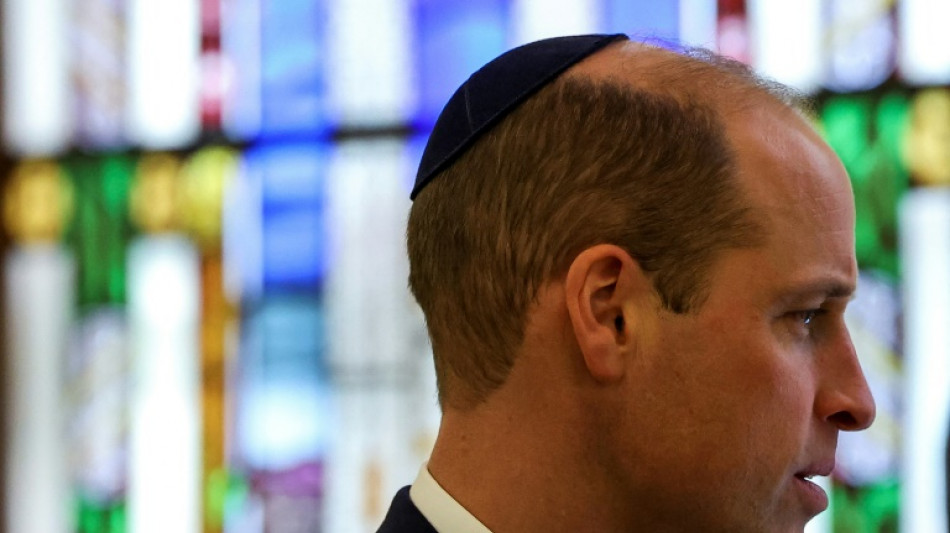 El pr&iacute;ncipe Guillermo denuncia un "aumento del antisemitismo" en su visita a una sinagoga