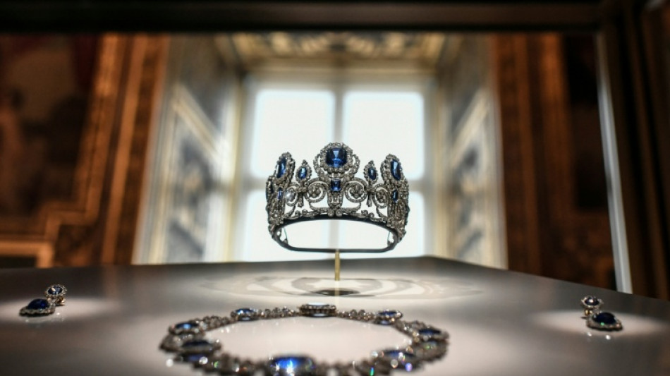 Dire&ccedil;&atilde;o do Louvre defende qualidade das vitrines quebradas no roubo