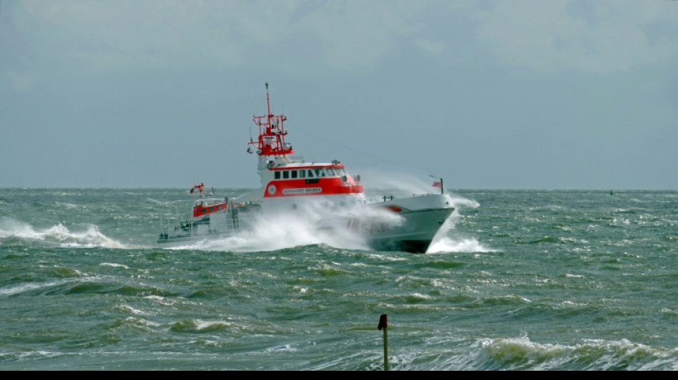 Fischer f&auml;llt vor Borkum von Krabbenkutter - Gro&szlig;e Suchaktion auf der Nordsee
