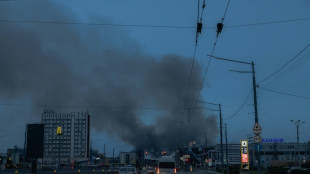 "Ataque con misiles" y explosiones causan heridos en la capital ucraniana