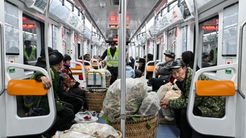 Agricultores do metr&ocirc; de Chongqing exp&otilde;em as enormes disparidades na China