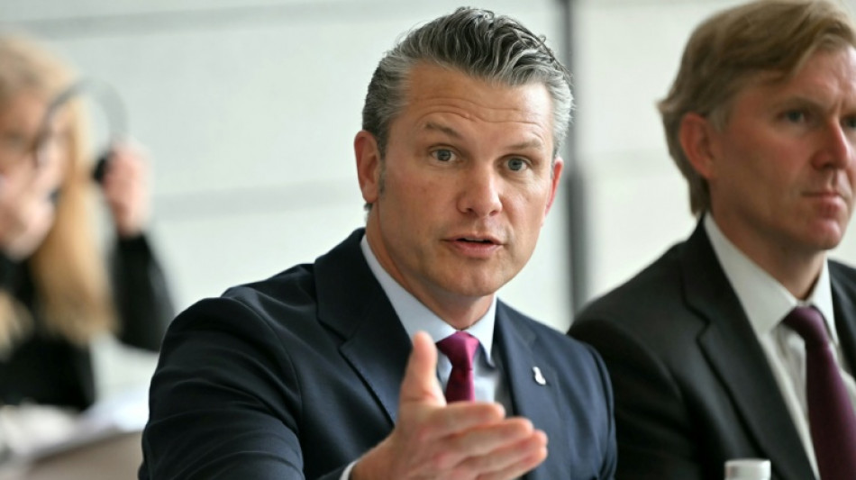Hegseth insta a Europa a combatir la "invasi&oacute;n" de migrantes y a rearmarse