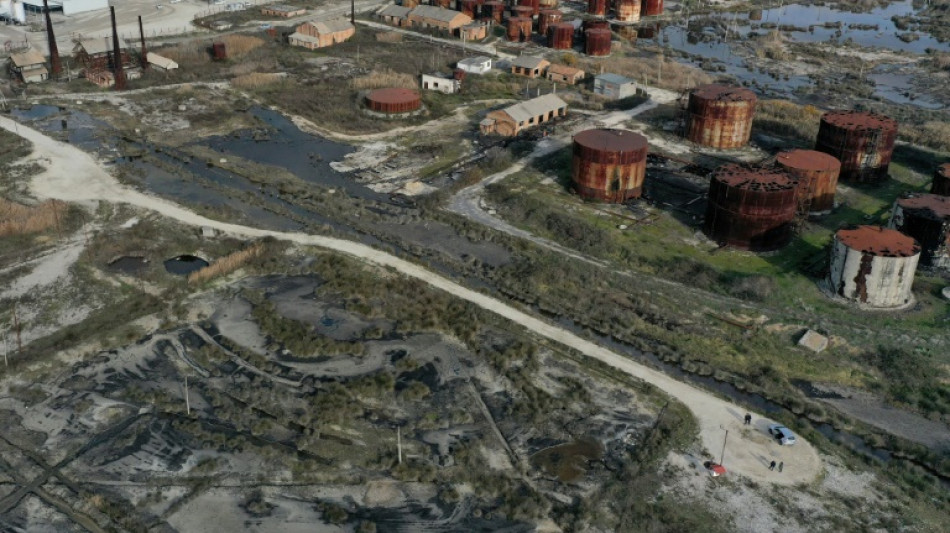 El petr&oacute;leo ennegrece el paisaje y los pulmones en Albania