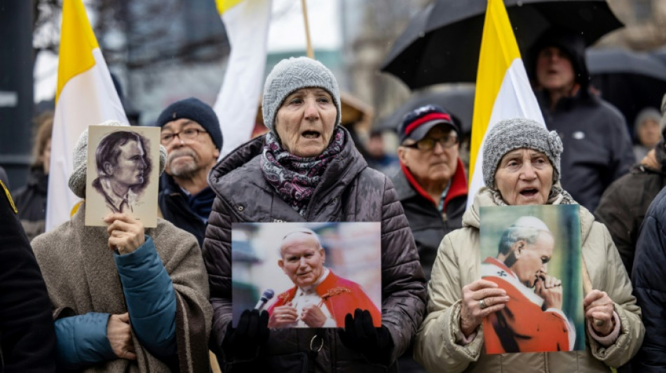 Miles de polacos se manifiestan para defender reputaci&oacute;n de expapa Juan Pablo II