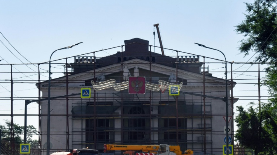 El teatro de Mari&uacute;pol, devastado por bombardeos, reabre sus puertas en Ucrania ocupada