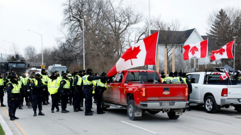 Contestation au Canada: reprise de l'op&eacute;ration polici&egrave;re pour &eacute;vacuer un pont strat&eacute;gique