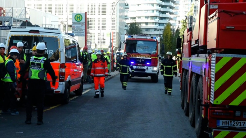 Bergung von noch versch&uuml;ttetem Toten nach Arbeitsunfall in Hamburg l&auml;uft weiter