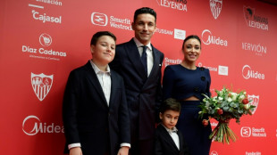 Jes&uacute;s Navas se despede do futebol diante da torcida do Sevilla