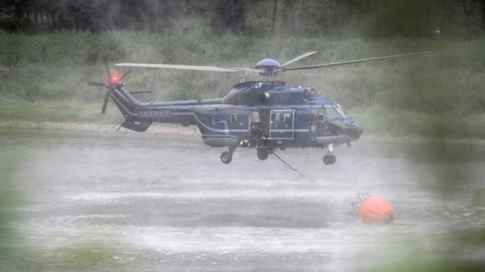 Einsatzkr&auml;fte suchen Glutfeuer im Waldbrandgebiet in S&auml;chsischer Schweiz