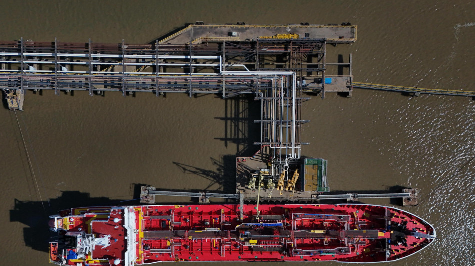 Petrolio senza freni, sfonda anche 102 dollari al barile