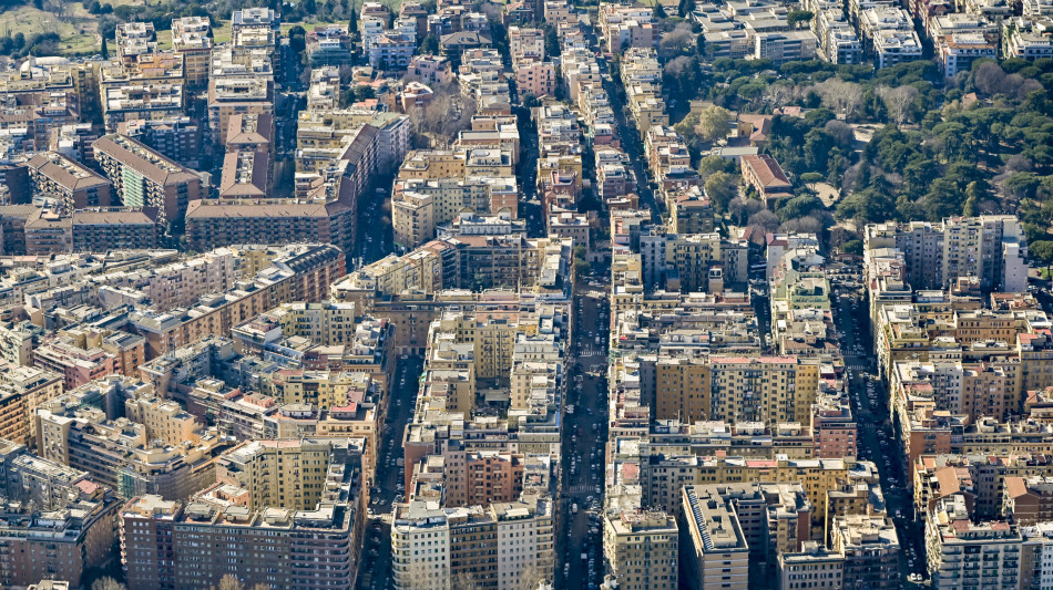 Istat, prezzi abitazione rallentano, rimbalzo a Milano (+2%)