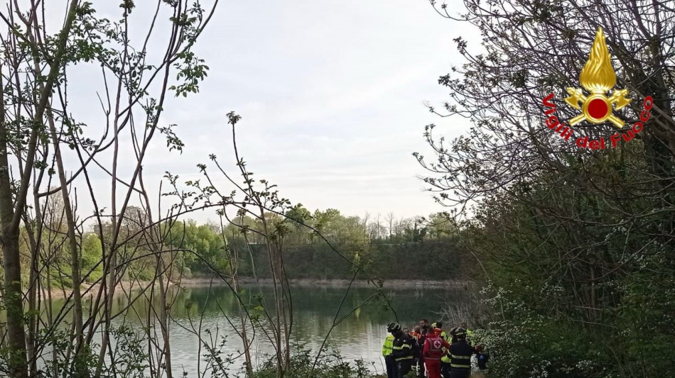 Uomo trovato morto in un' auto finita in un laghetto