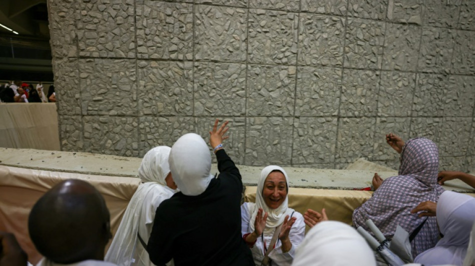 Peregrinos musulmanes lapidan a Satán, último rito de la gran peregrinación a La Meca