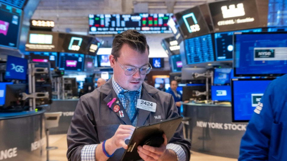 Wall Street oscille autour de l'&eacute;quilibre apr&egrave;s un record pour le Nasdaq