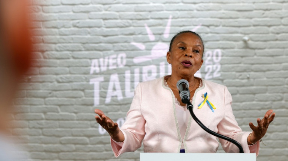 Pr&eacute;sidentielle: Taubira se retire, Macron toujours concentr&eacute; sur l'Ukraine