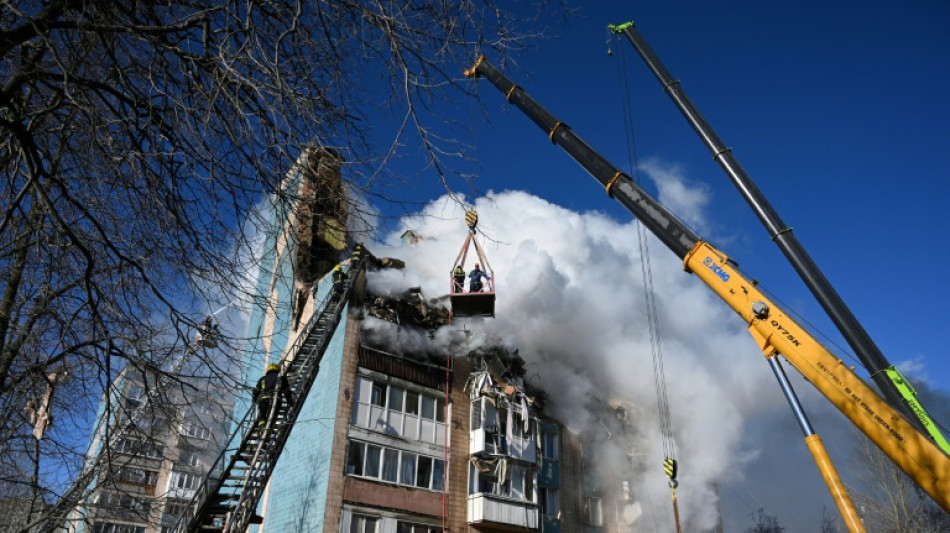 EUA pressiona Ucr&acirc;nia para ceder territ&oacute;rio; ataque russo mata 26 pessoas