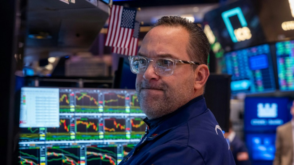 Stocks rally rolls on in US, mixed elsewhere 