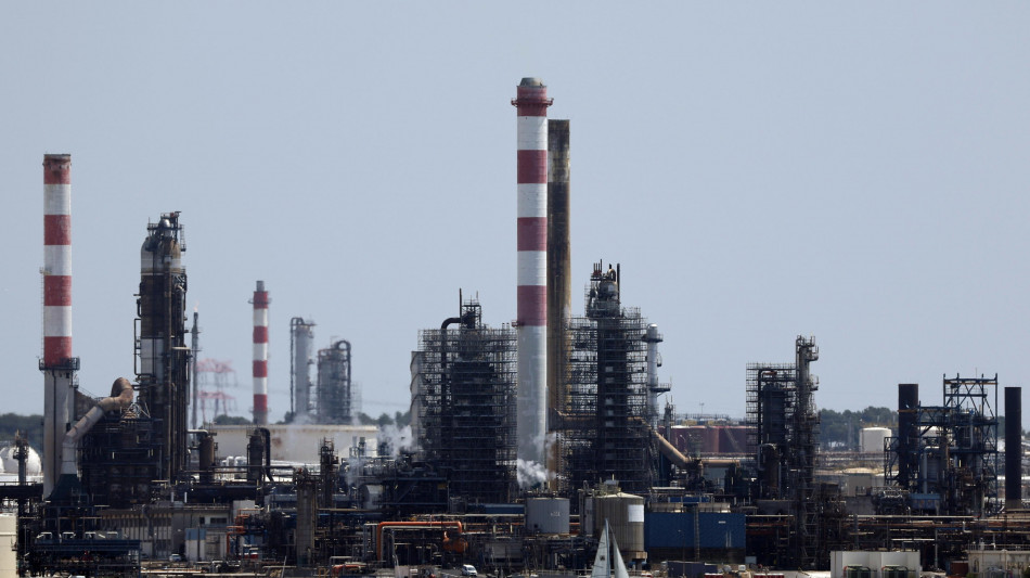 Tonfo del greggio dopo l'annuncio Usa sulla petroliera scortata