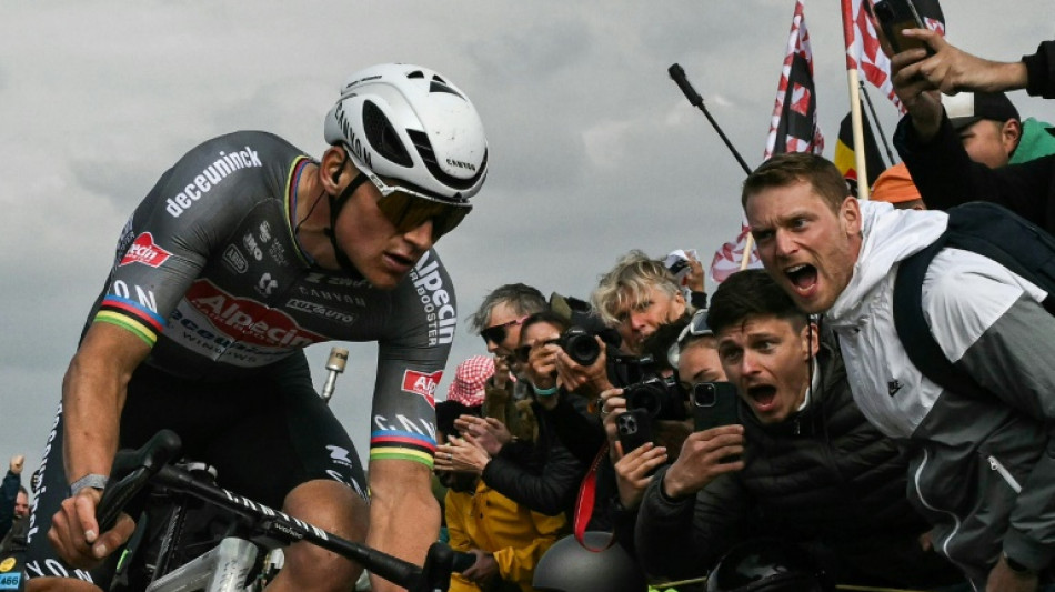 Van der Poel remporte son troisième Paris-Roubaix devant Pogacar