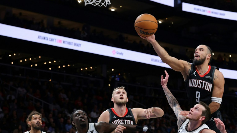 LeBron James vio la acci&oacute;n junto a su hijo en el triunfo de los Sixers sobre los Lakers