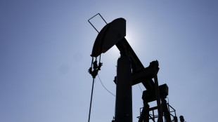 Produzione saudita crolla ai minimi dal 1990, Brent vicino a 105 dollari