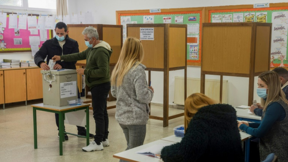 Les Chypriotes &eacute;lisent leur pr&eacute;sident dans un scrutin serr&eacute;