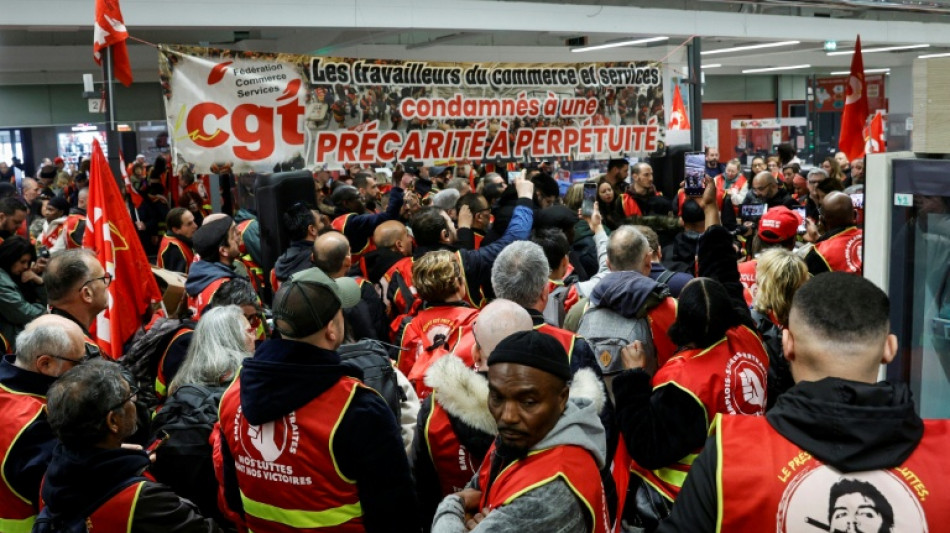 La CGT a bloqu&eacute; un hypermarch&eacute; Auchan &agrave; Bagnolet pour d&eacute;noncer la "pr&eacute;carit&eacute;" dans le commerce