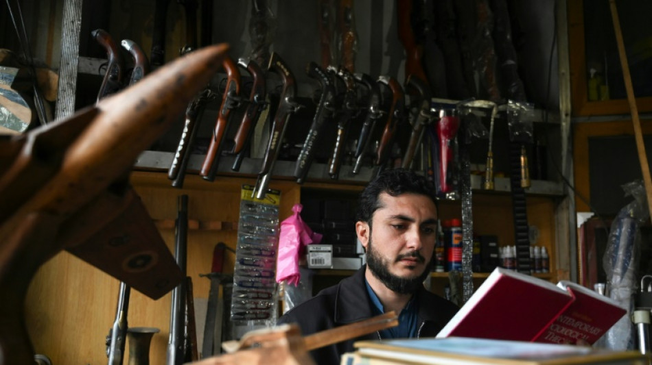 Au Far West pakistanais, une biblioth&egrave;que se fait une place pr&egrave;s d'un grand march&eacute; d'armes