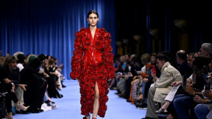 Balmain triunfa con un espectacular desfile en Par&iacute;s tras sufrir robo de cincuenta piezas