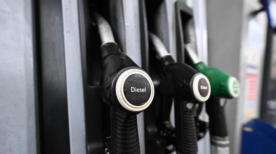 Mimit, lievi ritocchi per i carburanti, benzina a 1,745 euro, gasolio a 2,050