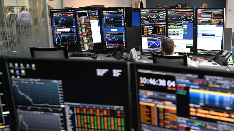 Borsa: Milano debole con le banche, scivola Stm