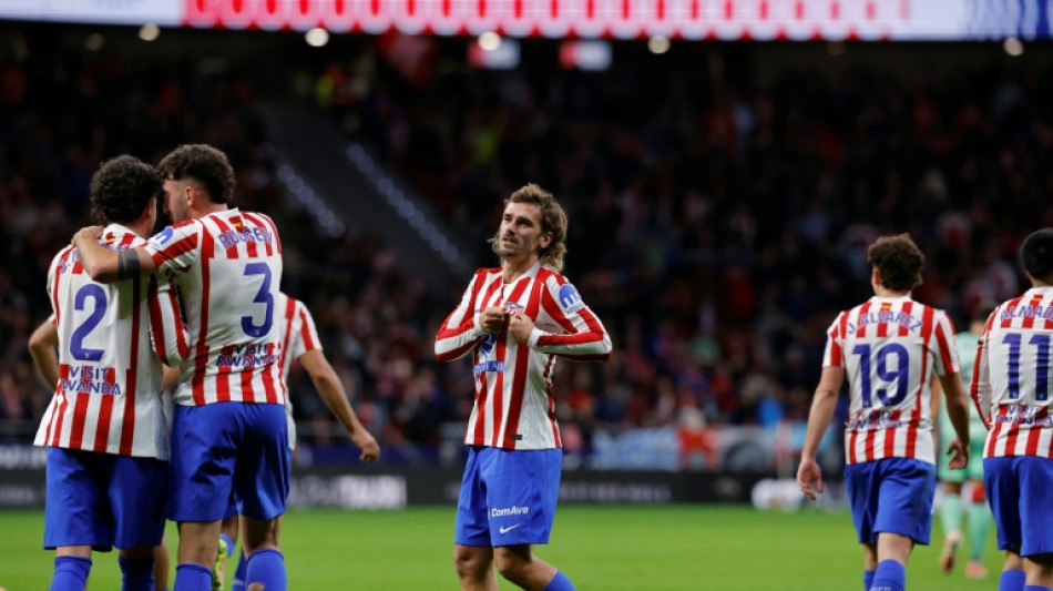 Com dois gols de Griezmann, Atl&eacute;tico vence Levante (3-1) e alcan&ccedil;a Bar&ccedil;a