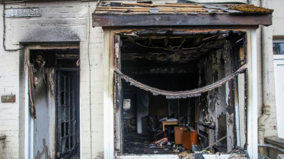 Nordirische Stadt dritte Nacht in Folge Schauplatz ausländerfeindlicher Ausschreitungen