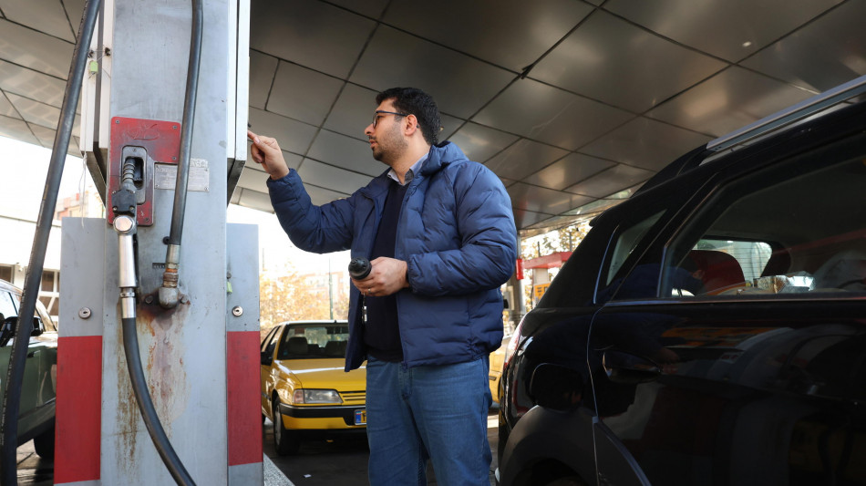 Benzina, self a 1,684 euro, ai minimi dal 2021