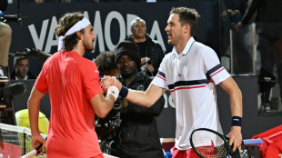 Chileno Nicol&aacute;s Jarry elimina Tsitsipas e vai &agrave; semifinal do Masters 1000 de Roma