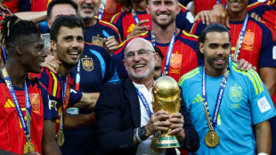 El seleccionador espa&ntilde;ol de f&uacute;tbol Luis de la Fuente renueva hasta 2032