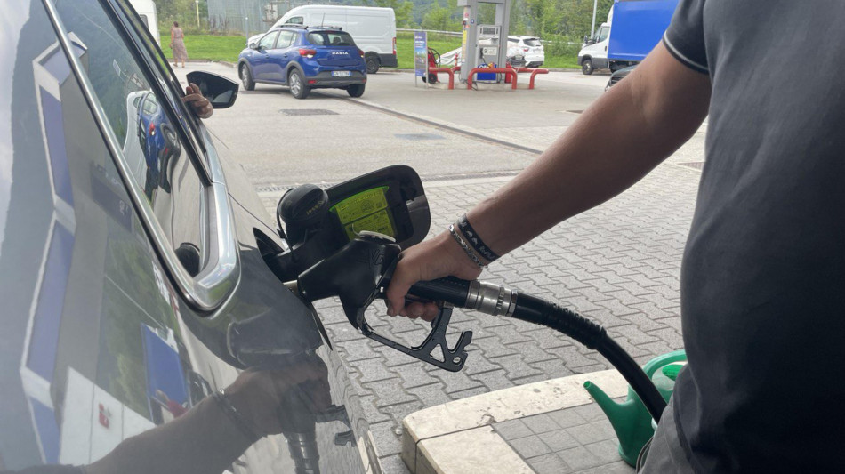 Benzina ancora in calo, il livello pi&ugrave; basso da febbraio